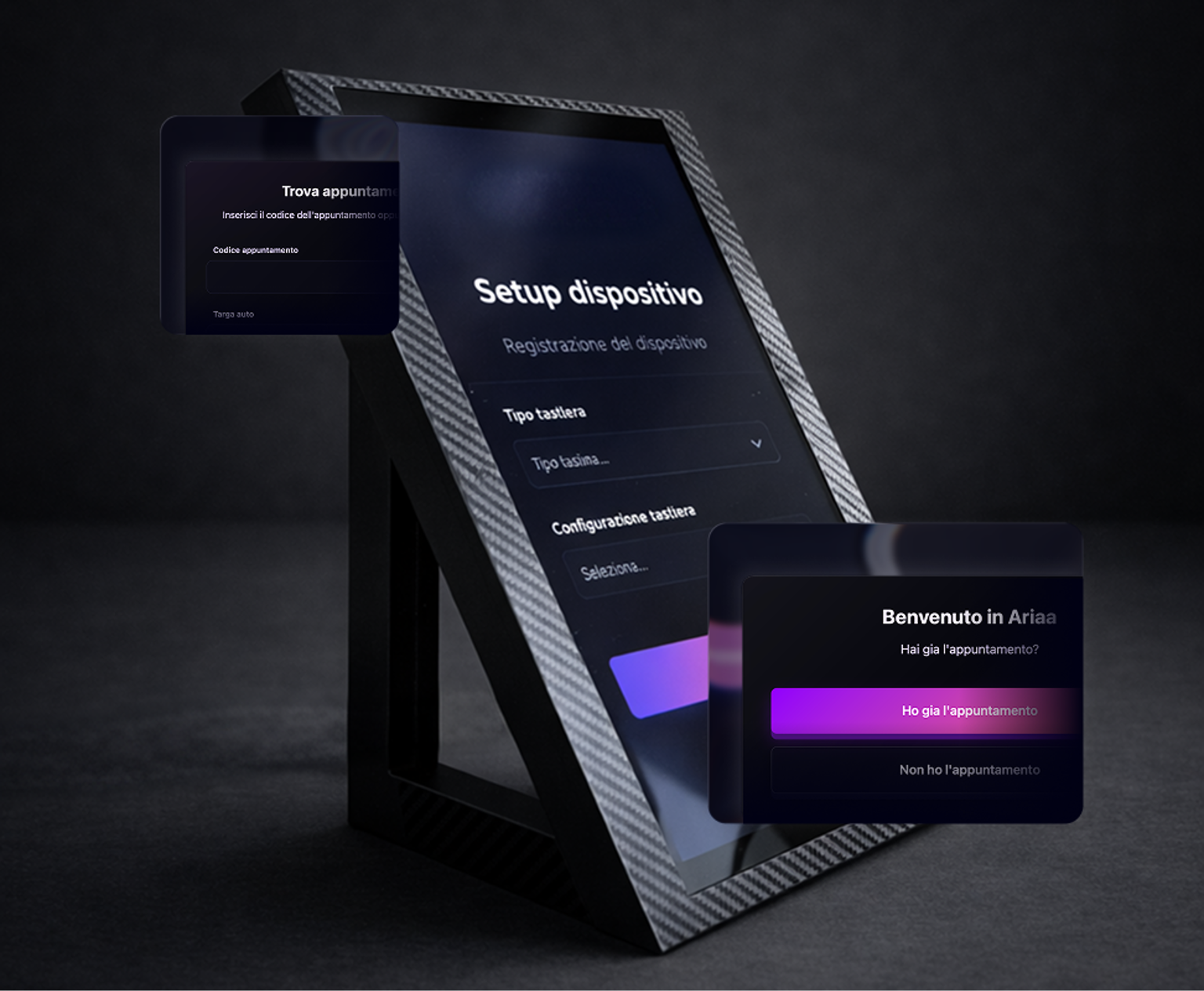 Totem di accettazione Ariaa con schermata di setup dispositivo, affiancato dalle schermate di ricerca appuntamento e benvenuto